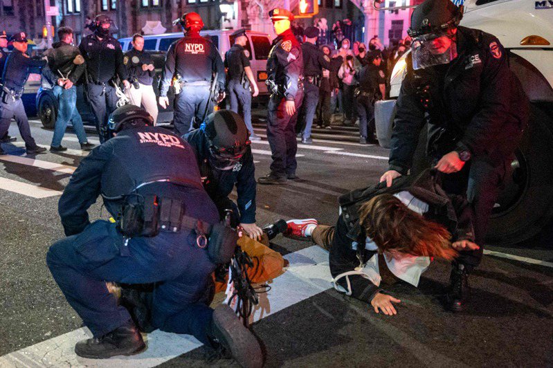 美國紐約市警方四月卅日鎮壓哥倫比亞大學與紐約市立學院兩校校園抗議活動，在紐約市立學院逮捕支持巴勒斯坦抗議人士。（法新社）