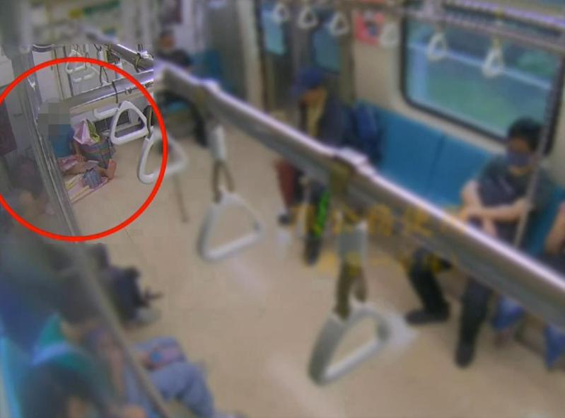 老翁直接在捷運車廂內用菜刀削起桂竹筍。圖／捷運警察隊提供