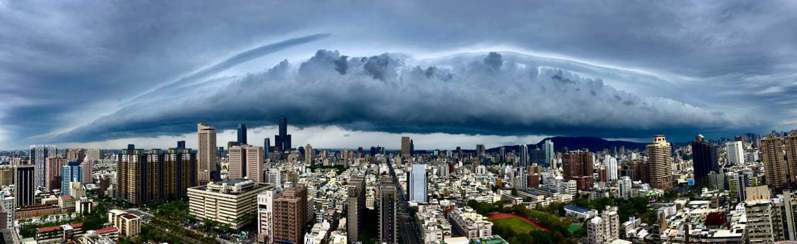 南高雄昨日出現「風暴前導雲」情景。擷自鄭明典臉書，網友「Rj Chen」拍攝