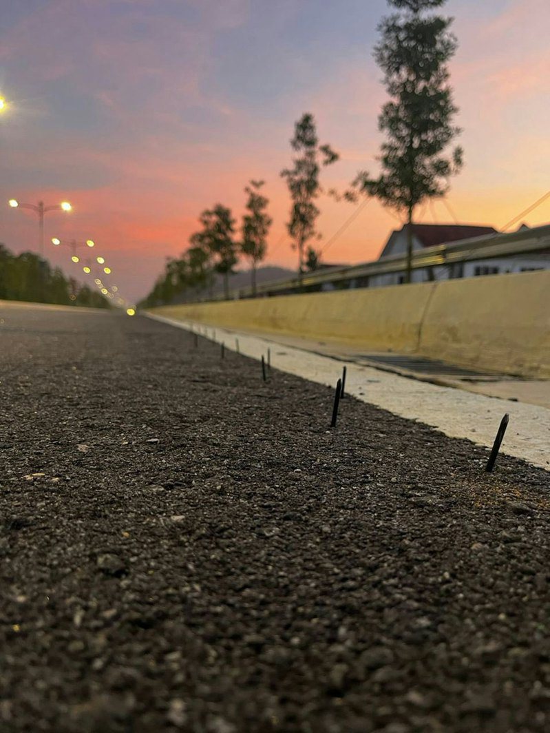 马来西亚有男子晨跑时，不幸踩中被插在路边的铁钉，误伤手脚。图／撷自(photo:UDN)