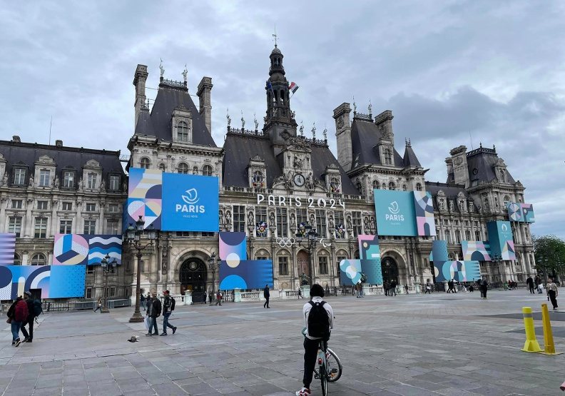 目前最能感受到奥运气氛的就是巴黎市政厅，左右两侧悬挂了大大的看板，吸引不少人到现场拍照。陈思豪摄