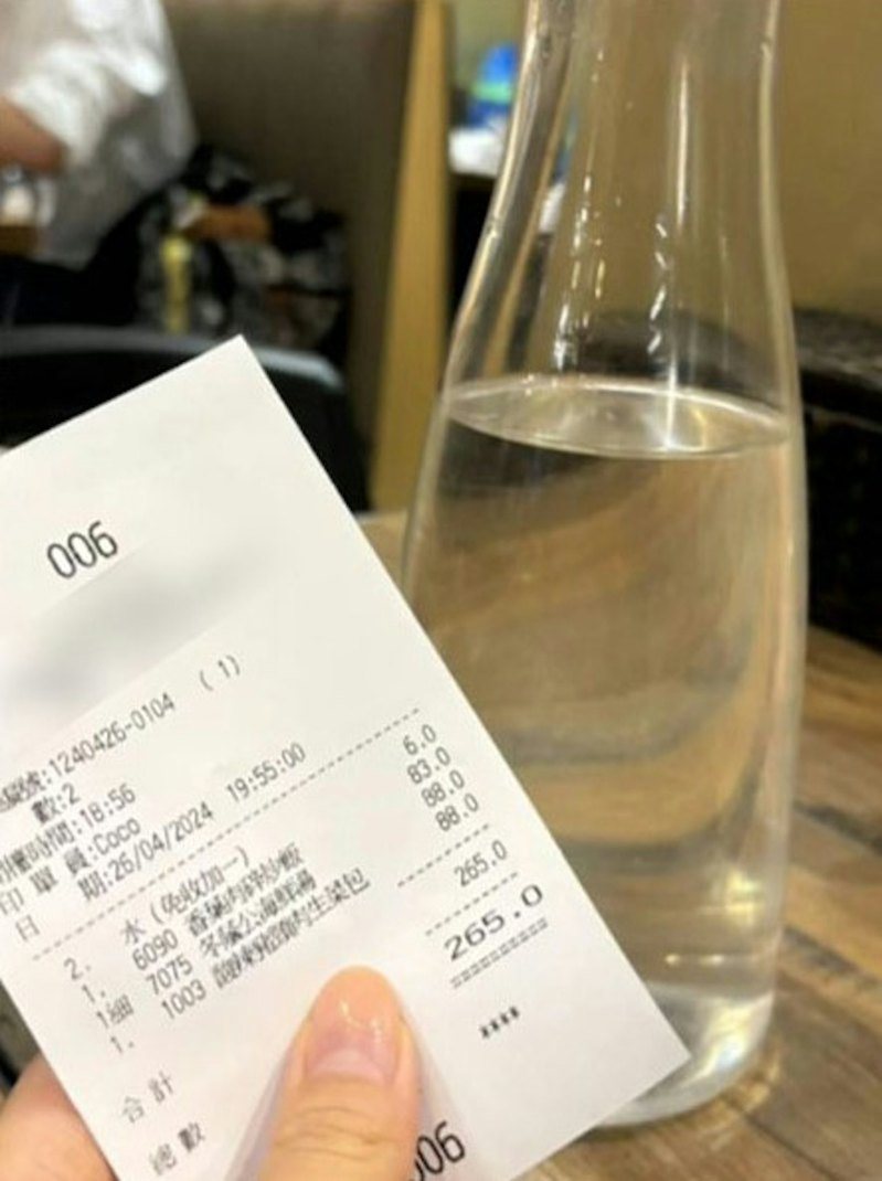该名女网友结帐时才发现餐厅供应的水竟要收费，故惊讶表示「桌上的自来水还收了6块」。（小红书）
