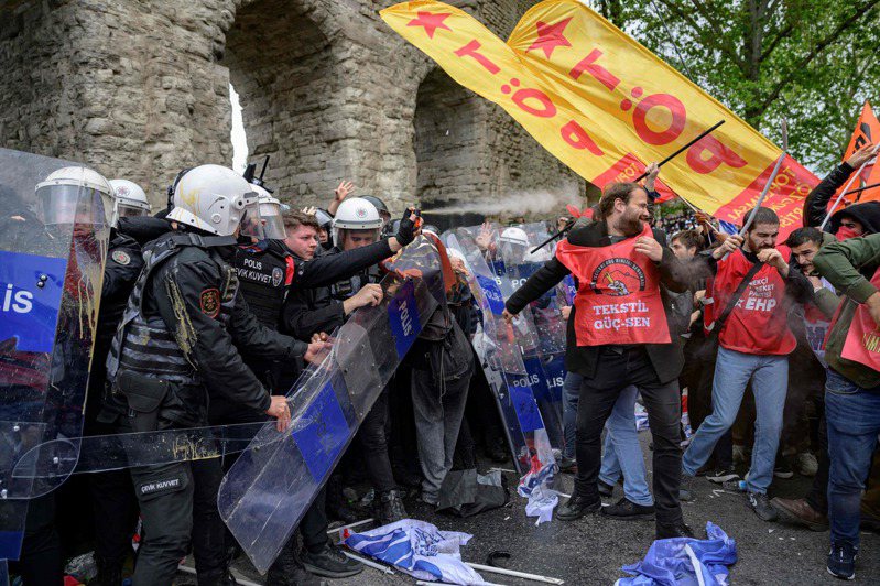 土耳其禁止民眾在5月1日這天於伊斯坦堡中心塔克辛廣場（Taksim Square）舉行勞動節集會，當局出動4萬2000多名員警，逮捕217人。圖／法新社