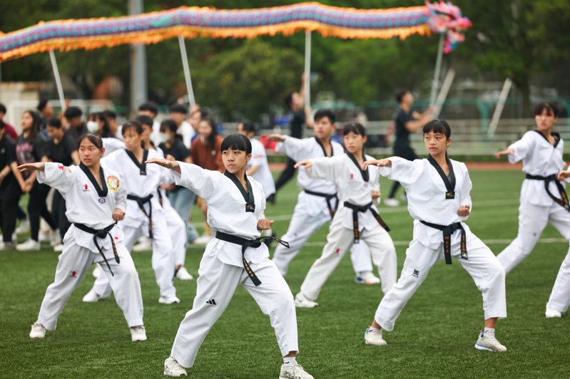 国立体育大学将在20日登场的中华民国第16任总统副总统就职庆祝大会中带来精彩演出，参演学子2日密集排练，跆拳道队也加入表演，呈现体育之美。中央社