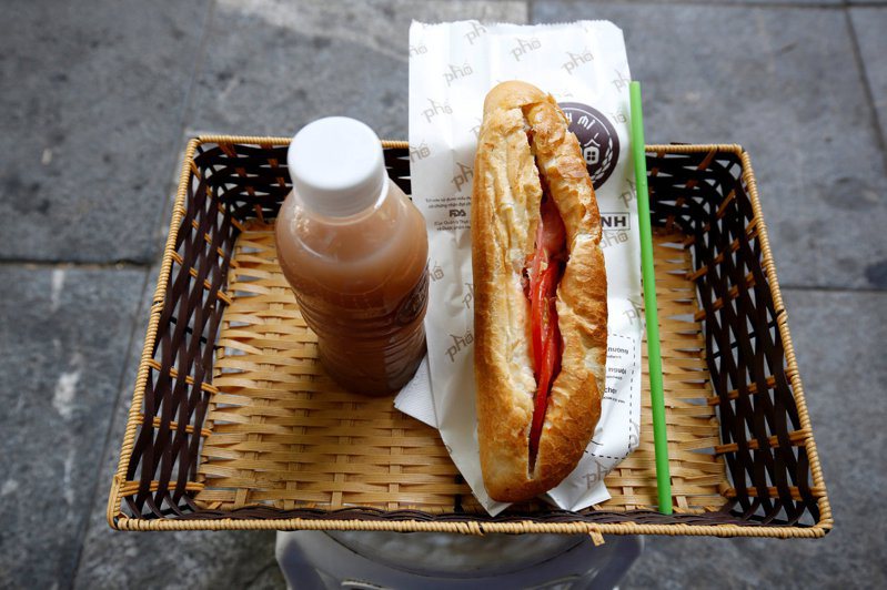 越南南部同奈省大批民眾近日在吃了同一家麵包店的麵包後出現嘔吐、腹瀉症狀，官方統計共有222人送醫治療，相關單位正在釐清食物中毒的原因。圖為示意圖。圖／路透社資料照