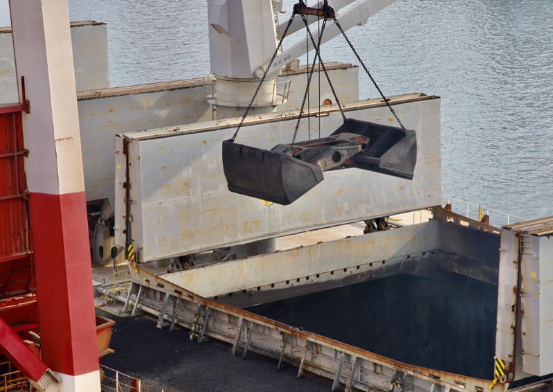 中钢原料码头卸料机抓斗利用耐磨钢板制作，可提升设备使用寿命。图／中钢提供