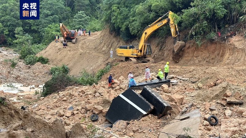 大陸救難人員在大高速公路滑下的坡體上進行挖掘與救援。   央視新聞