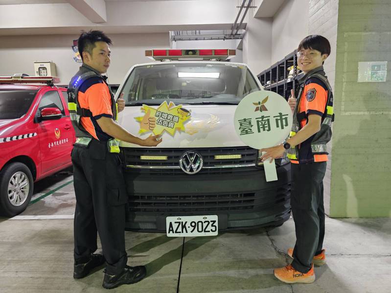 台南市消防局推出全新「安全防护背心」，已分发到和纬高级救护队使用。记者黄宣翰／翻摄