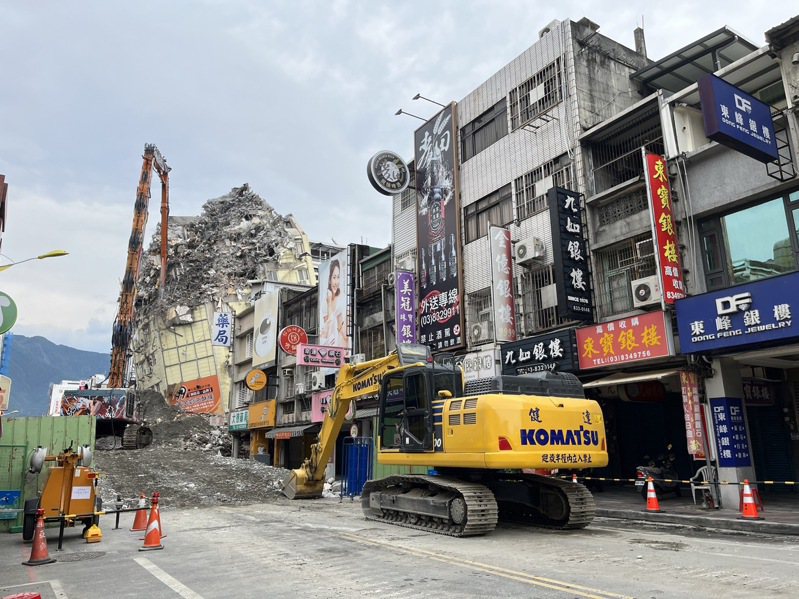 花蓮富凱飯店被震倒，已經拆除。本報資料照片
