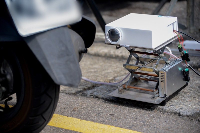 桃园市环保局首创全国第1套「机动车辆智慧侦测辨识系统」，可在10秒内判读机车排气浓度。图／桃园市环保局提供