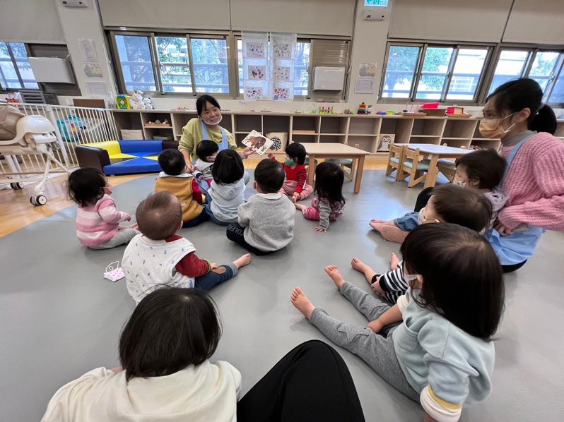 新竹市社会处表示，公共托育服务参考其他县市公托设置及收托标准，以双薪家庭婴幼儿为主要服务对象。图／新竹市政府提供