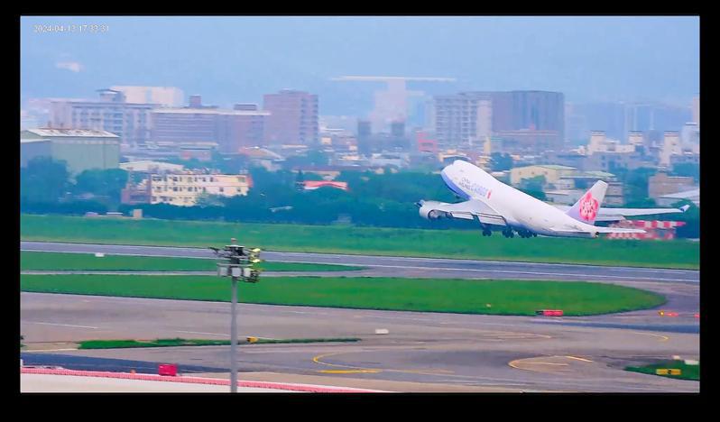 桃园市政府与桃机接洽，在诺富特机场饭店架设4K高画质镜头，提供更多飞机起降视角，丰富视听享受。图／桃园市观光旅游局提供