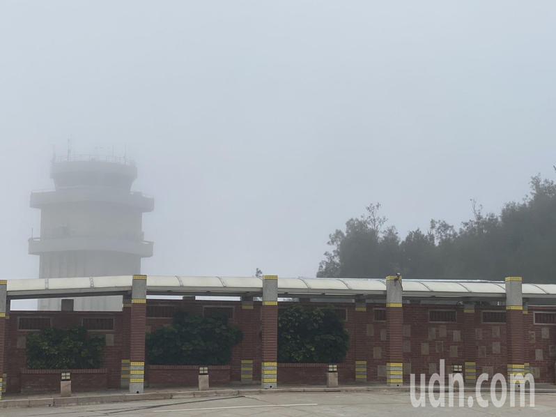 每年3月到5月容易霧鎖金門，金門尚義機場周遭也都是霧茫茫的景象。記者蔡家蓁／攝影