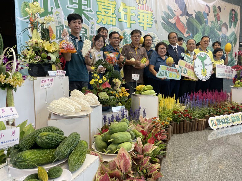 台南區農業改良場4日將舉辦「2024食農教育暨瓜果嘉年華」，今年以苦瓜及絲瓜為主題，邀集多家業者蒞臨展售會，屆時也有各類瓜果與蔬菜品種展示。記者萬于甄／攝影