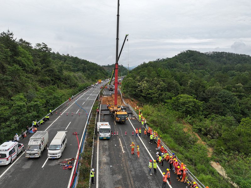 廣東梅州市大埔縣的梅大高速茶陽路段發生一處路面塌方，已致48人死亡。澎湃新聞