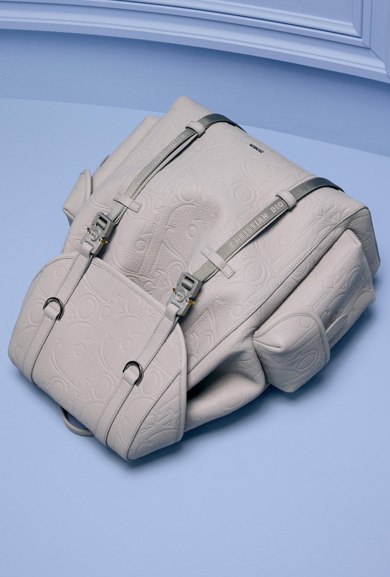 Gravity皮革HIT THE ROAD米色背包。图／Dior提供