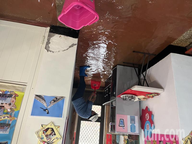 30日的一场豪大雨让金门不少地区传出淹水灾情，位于金宁乡埔后的四埔社区服务据点也传出重大灾情，因为该处地势低洼，大量的水灌入屋内，志工们第一时间奋力舀水。记者蔡家蓁／摄影