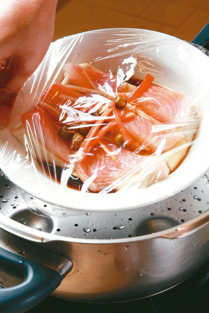 保鮮膜包裹食物不宜直接放置微波爐或電鍋加熱，容易釋出塑化劑汙染食物。本報資料照片