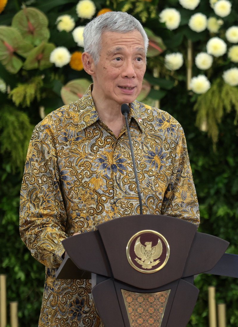 新加坡總理李顯龍十五日即將卸任，圖為四月廿九日李顯龍訪問印尼時舉行記者會。（歐新社）