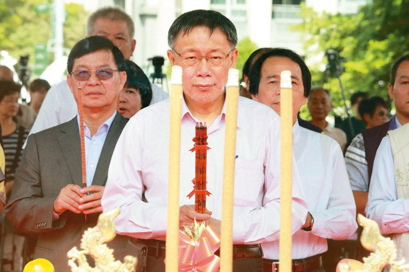 台北市前市長柯文哲（中）三大案纏身，遭告發涉犯貪汙，兩案被列為他字案被告。本報資料照片