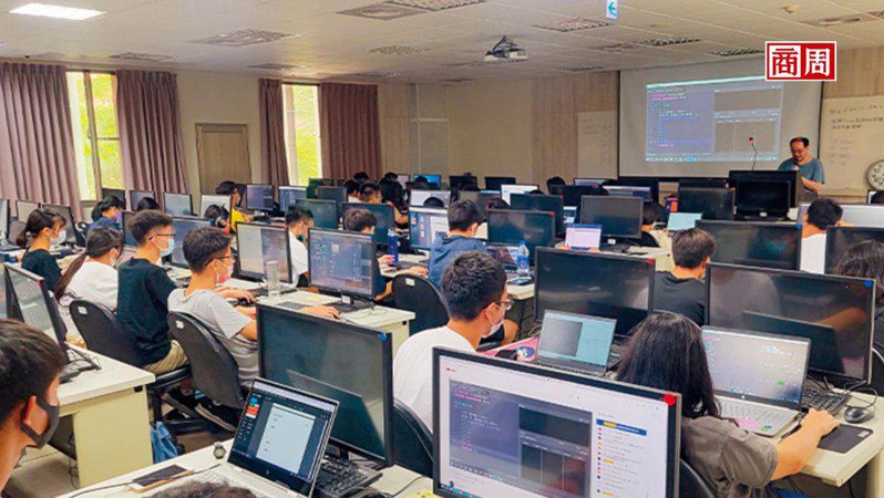 每到週末，有群高中生會相聚在台南，一起學習免費的演算法或資安課程，他們都是SCIST南台灣學生資訊社群成員。課堂上，還有不少已畢業的學長姐回來當助教，協助更多學生。(來源．SCIST提供)