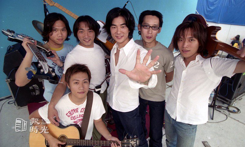 樂團「五月天」舉辦演唱會，歌手任賢齊（右三）出席支持。圖／聯合報系資料照 (1999/07/16 李府翰攝影)