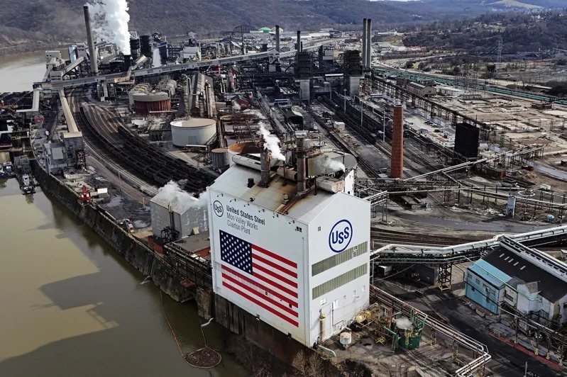 拜登反對美國鋼鐵公司向日本新日鐵公司出售的計畫。圖為美國鋼鐵公司位於賓夕法尼亞州克萊頓的蒙谷工廠克萊頓工廠。 美聯社 林青錦