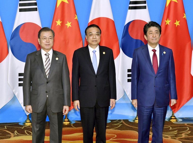 圖為2019年大陸、日本和南韓三方高峰會，從左至右分別為當時出席的時任領袖南韓總統文在寅、大陸國務院總理李克強與日相安倍晉三。美聯社