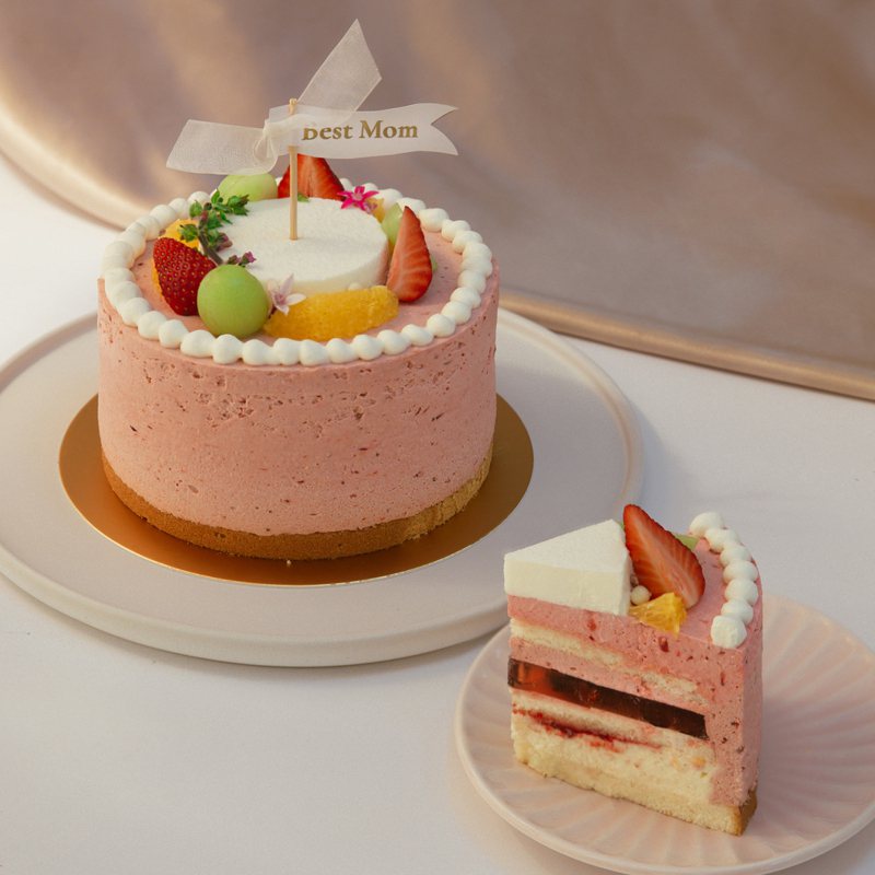 远东巨城B1「馒鳗好食」母亲节限定综合红莓果紫苏梅蛋糕六吋特价1,430元。图／业者提供