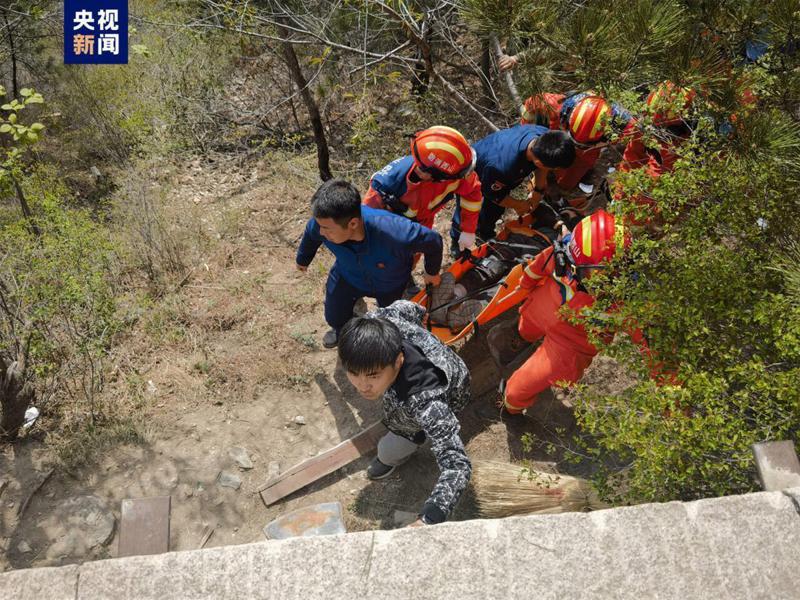 恆山景區發生巨石砸人意外後，救援人員赴現場運送死傷者。    央視新聞