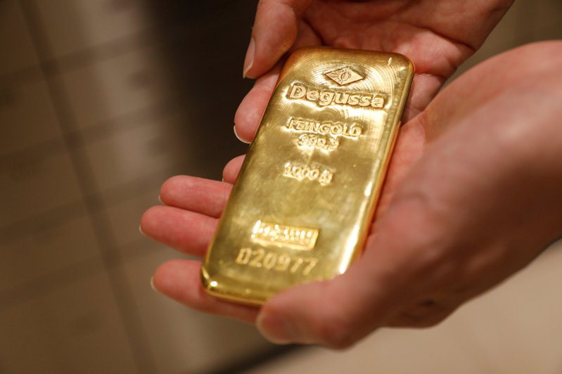 紐約黃金現貨價格2日下跌0.68%，報每英兩2,303.83美元。路透