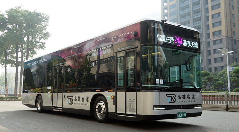 響應2030年公車全面電動化政策，鴻海旗下鴻華科技開發的電動巴士MODEL T已在全台各縣市上路。圖／翻攝自高市經發局網站