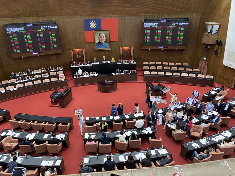 國民黨立院黨團今天在立法院會將「電業法」49條修法抽出逕付二讀。記者蔡晉宇／攝影