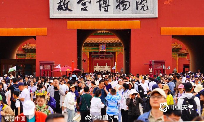 大陸正值「五一」黃金周，出遊需求旺盛，各地景區湧現大量人流。圖為北京故宮博物院「五一」假期人潮。（取自中國天氣網微博）
