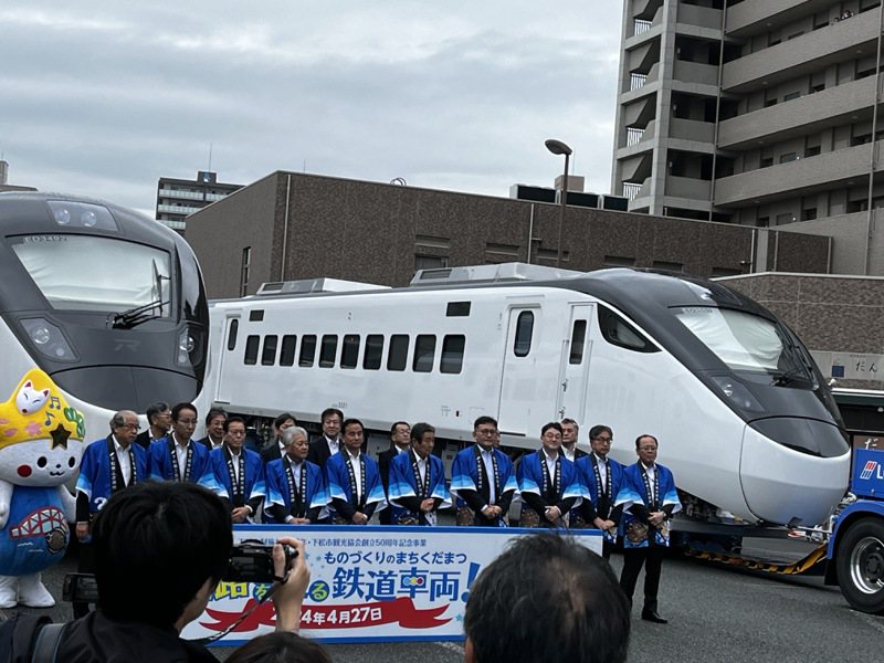 負責打造車輛的日立笠戶製作所把EMU3000型列車「編號ED3492及ED3501台鐵列車」安置在兩台拖車上。圖／台鐵公司提供