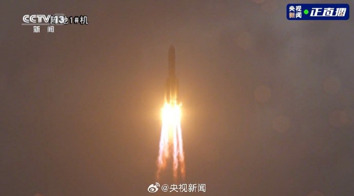 搭載嫦娥六號探測器的長征五號遙八運載火箭，3日下午5點27分在中國文昌航天發射場點火發射。（取自央視直播）