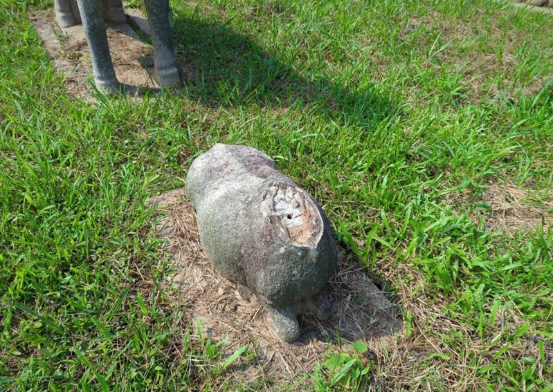 國定古蹟鄭用錫墓前的雕像石羊首遭破壞竊取，新竹市文化局急忙報警追凶手。圖／竹市府提供