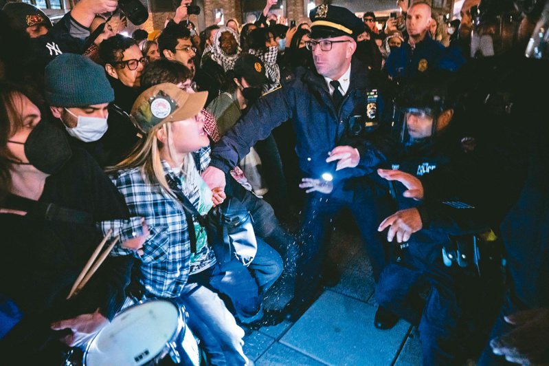 警方4月22日晚間進入曼哈頓格林威治村鄰近地區的紐約大學外，逮捕呼籲結束加薩戰爭的抗議者。（紐約時報）