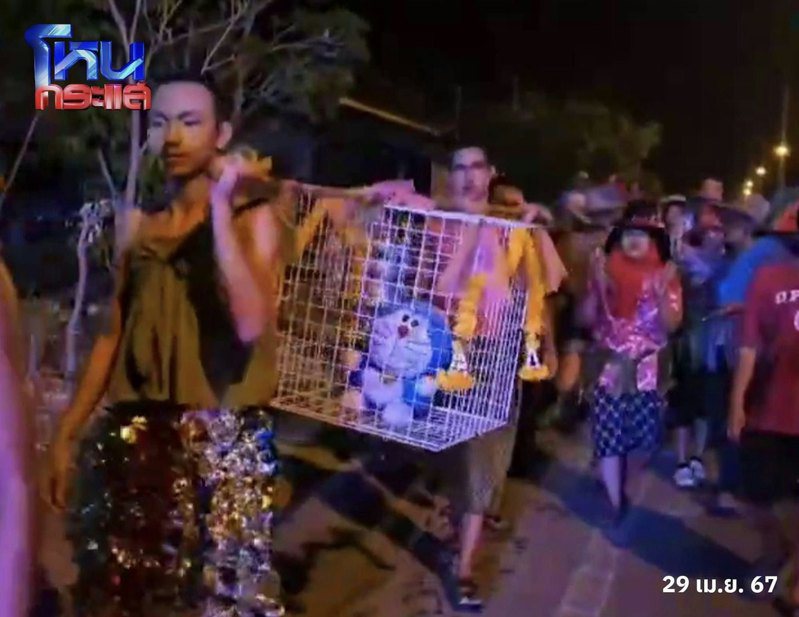 泰國有村莊以「哆啦A夢」代替真貓，進行祈雨儀式。圖／翻攝自tkasasagi on X