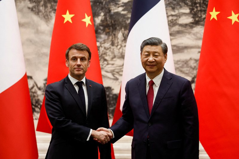 圖為去年4月法國總統馬克宏（左）與大陸國家主席習近平（右）在北京會面。路透社