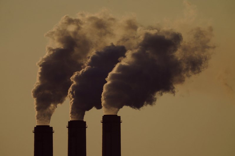 美國環境保護署的法規，要求美國燃煤電廠在2039年前，減少90%溫室氣體汙染。美聯社