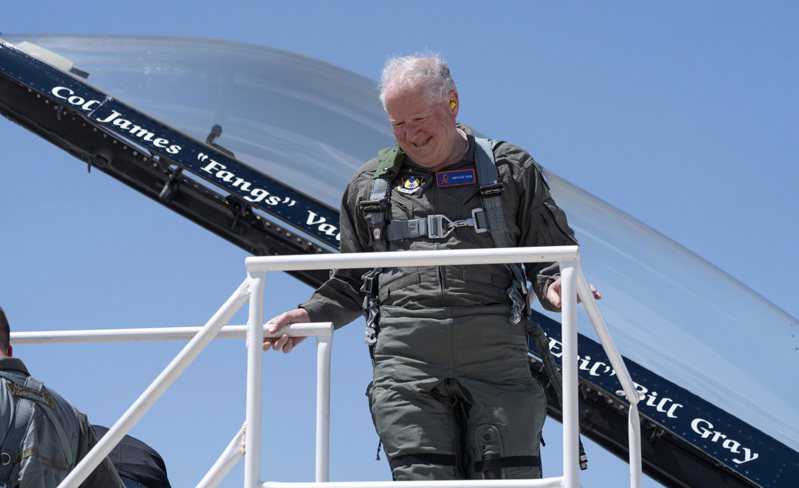 美国空军部长肯达尔（Frank Kendall）亲自搭乘由AI控制的F-16战机试飞。美联社(photo:UDN)