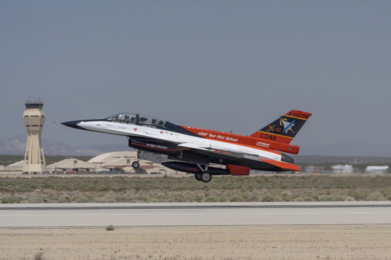 美国空军2日在加州爱德华兹空军基地（Edwards Air Force Base）执行由AI控制的F-16战机试飞。美联社