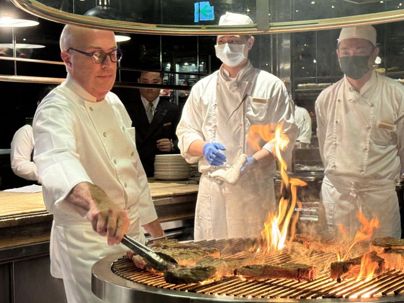 开放式厨房的特制烧烤炉，饕客可一览烧烤全过程。记者罗建怡/摄影