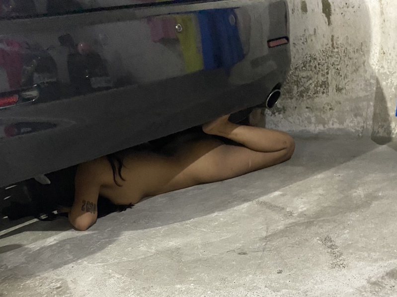 外籍女子全裸逃进竹市东区一处社区地下室，情绪受到极大惊吓无法正常沟通。记者巫鸿玮／翻摄