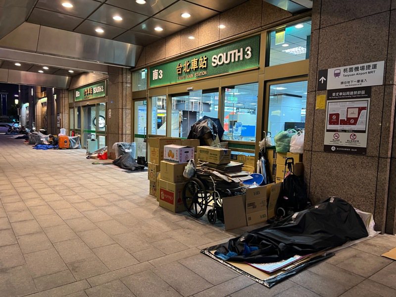 台北市社會局近年推動專用置物袋與放置區管理，台北車站上午7點至晚間7點幾乎看不到雜亂行李，也無街友躺臥，此為入夜後現況。記者林佳彣／攝影