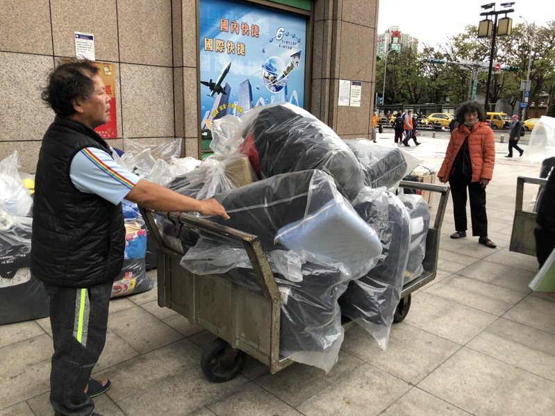 台北市社会局每月向台铁租用2间行李房，并派工每日帮忙搬运街友行李。图／台北市社会局提供