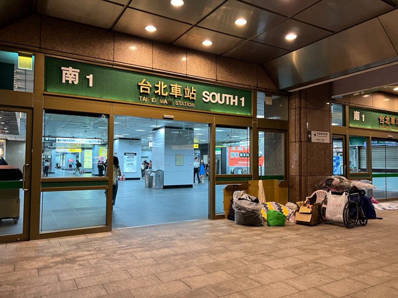 台北市社会局近年推动专用置物袋与放置区管理，台北车站上午7点至晚间7点几乎看不到杂乱行李，也无街友躺卧，此为入夜后现况。记者林佳彣／摄影