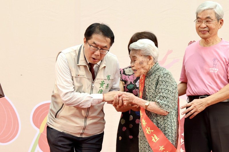 台南市长黄伟哲与今年最高龄模范母亲98岁陈张秋桂。图／台南市政府提供