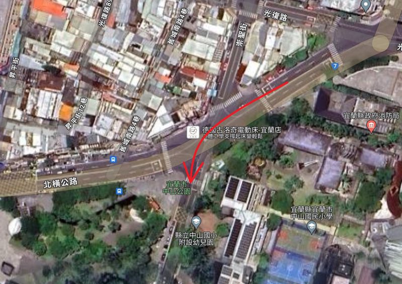 沿旧城南路向南要弯进崇圣街（途中红色箭头方向），机车须两段式左转，但该路口并非典型十字路口，民众往往没有意识到。图／翻摄自Google Map